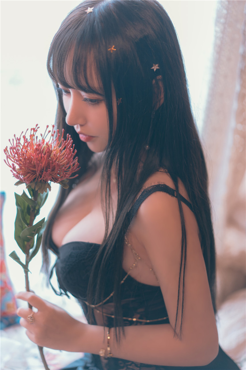 清純少女黑色鏤空情趣內(nèi)衣寫真