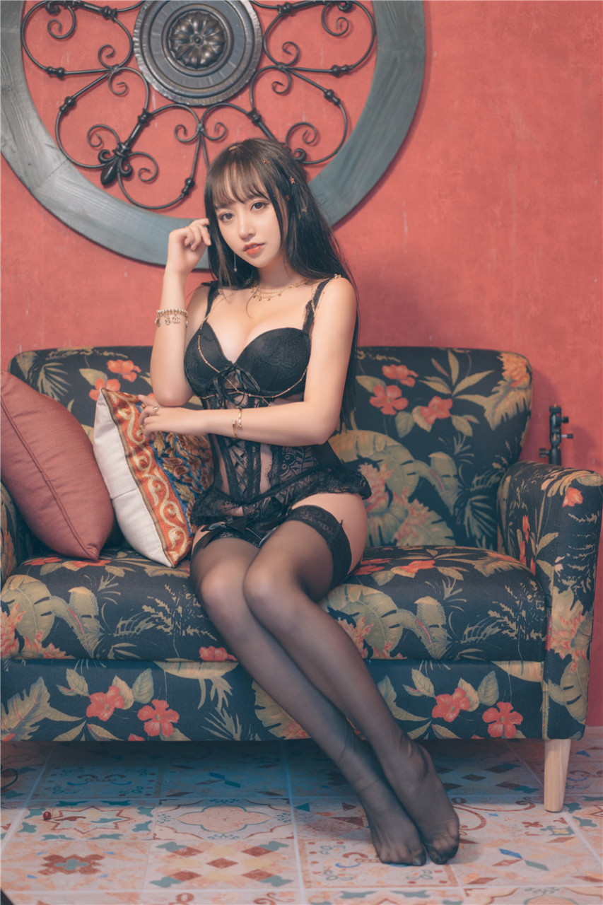 清純少女黑色鏤空情趣內(nèi)衣寫真