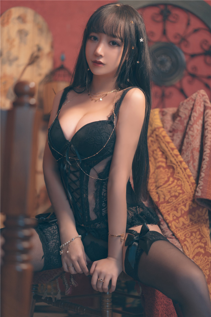 清純少女黑色鏤空情趣內(nèi)衣寫真