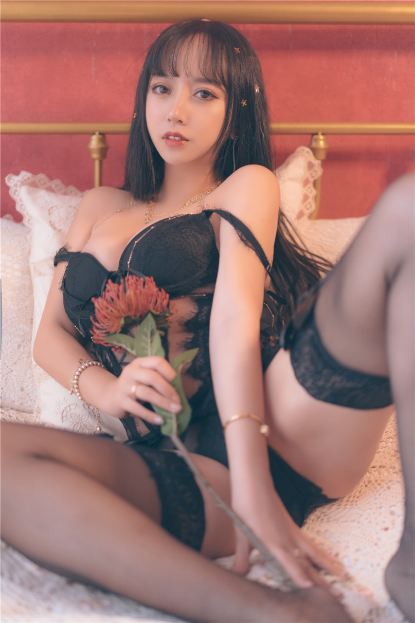 清純少女黑色鏤空情趣內(nèi)衣寫真