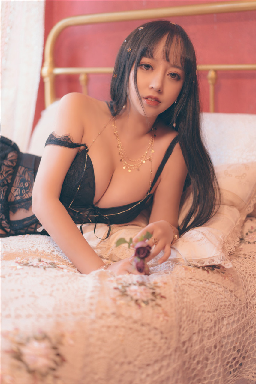 清純少女黑色鏤空情趣內(nèi)衣寫真
