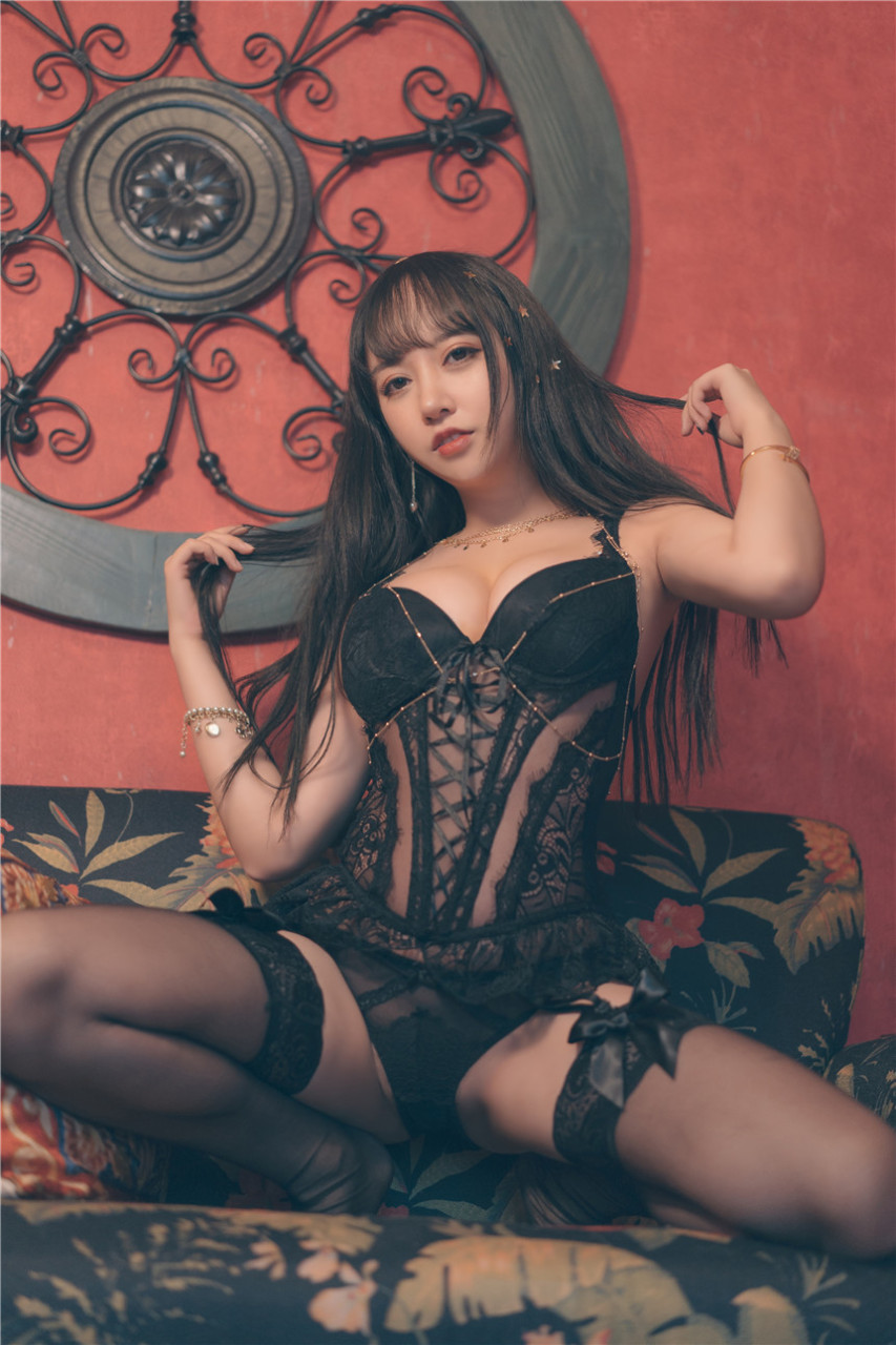 清純少女黑色鏤空情趣內(nèi)衣寫真