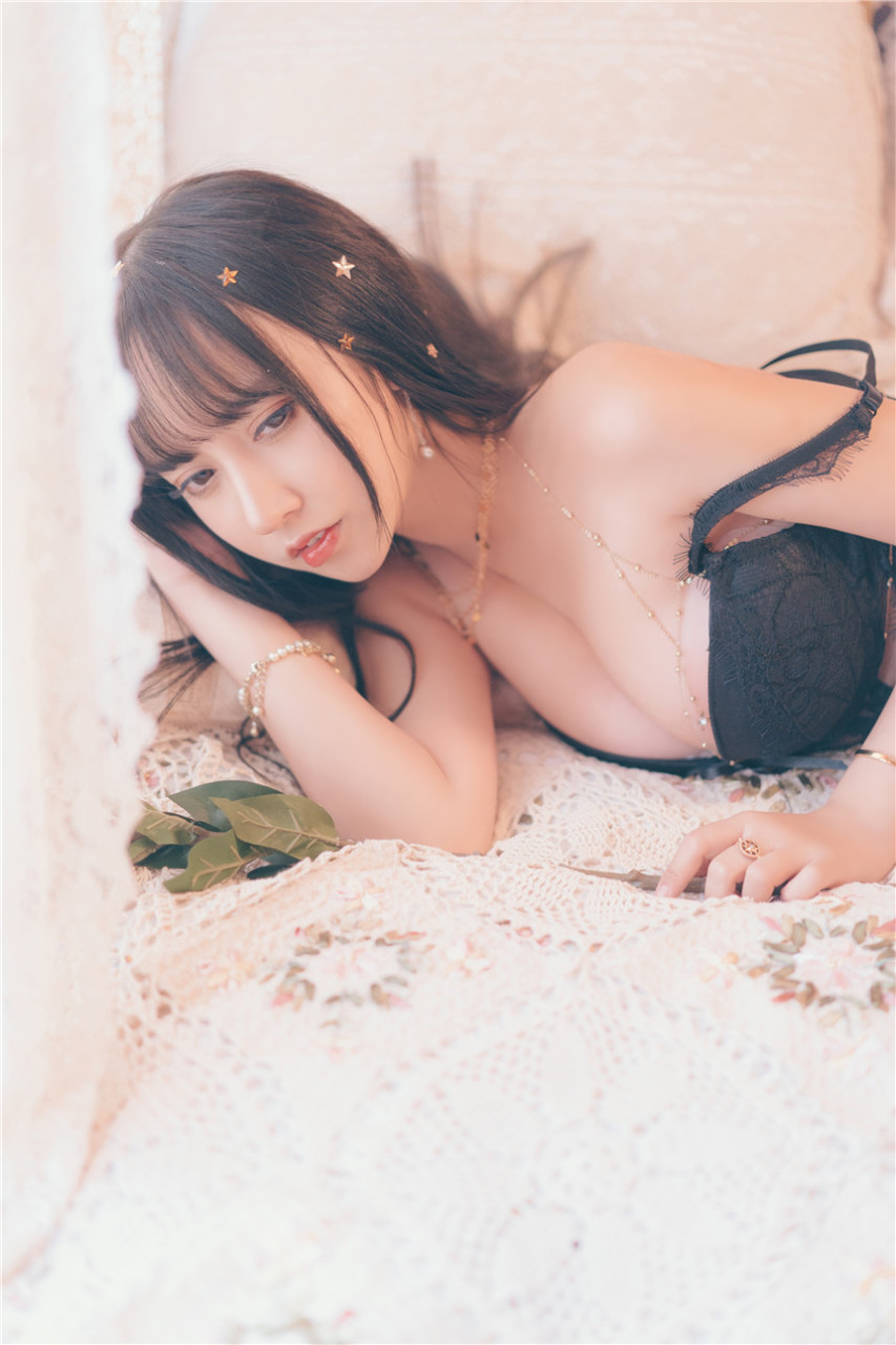 清純少女黑色鏤空情趣內(nèi)衣寫真