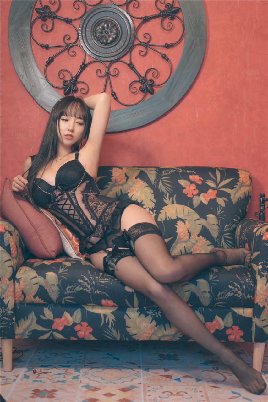 清純少女黑色鏤空情趣內(nèi)衣寫真