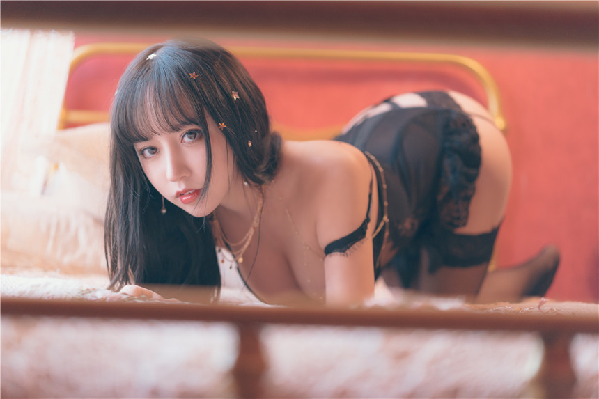 清純少女黑色鏤空情趣內(nèi)衣寫真
