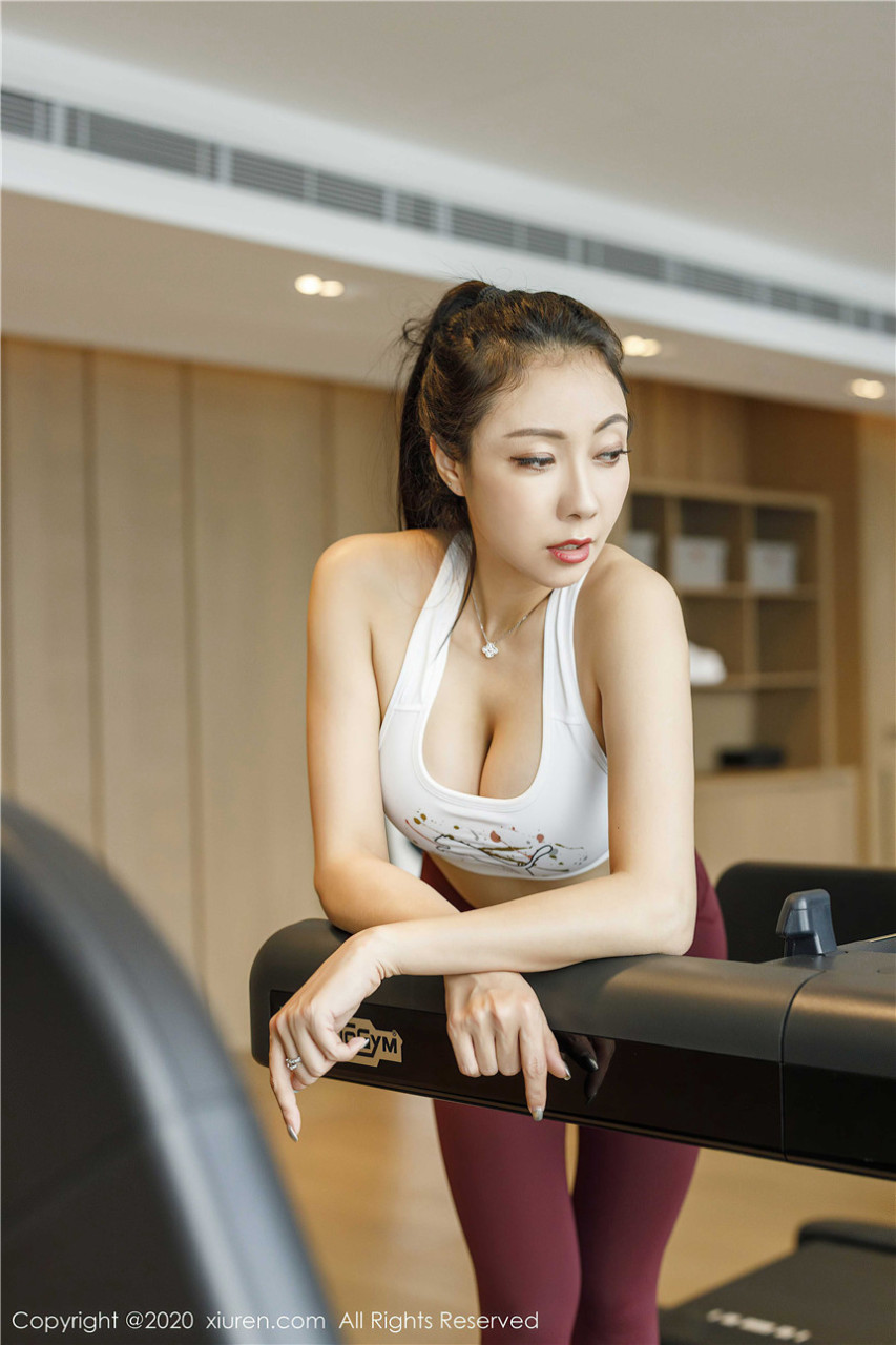運(yùn)動(dòng)女神熱辣身材誘惑難以抵擋