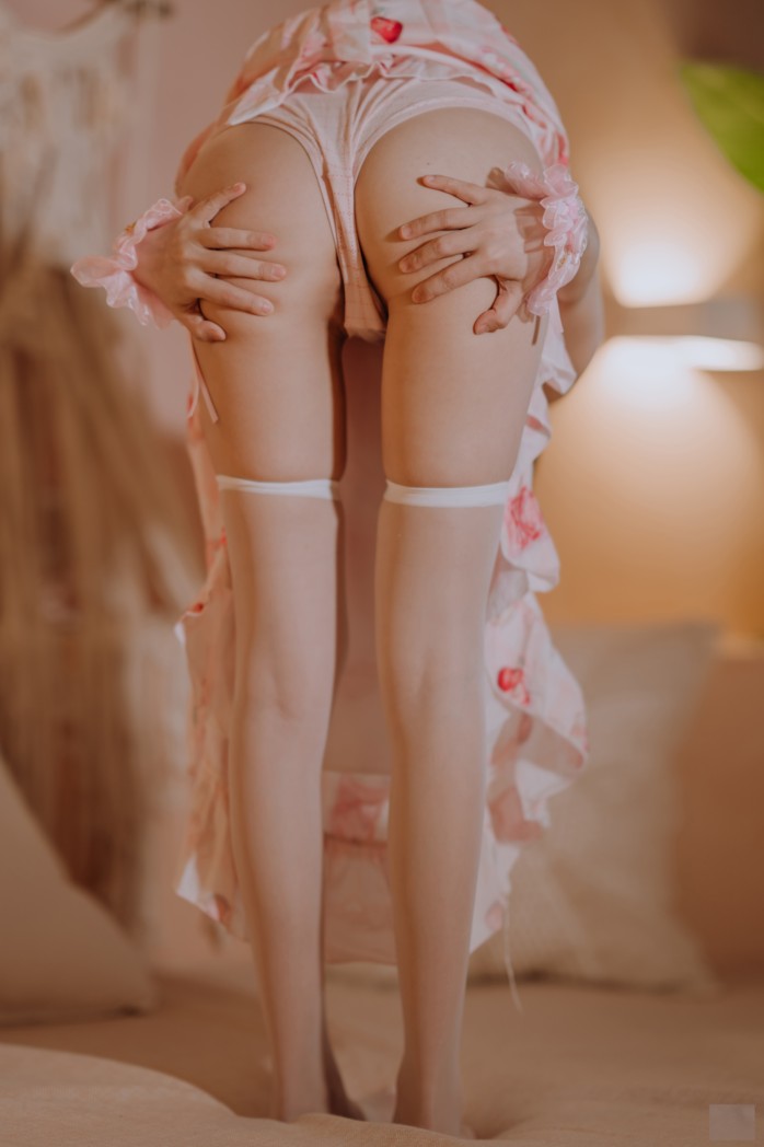想想這個白絲襪女孩，她花俏的指甲，抓著你的小弟弟會怎樣呢？！