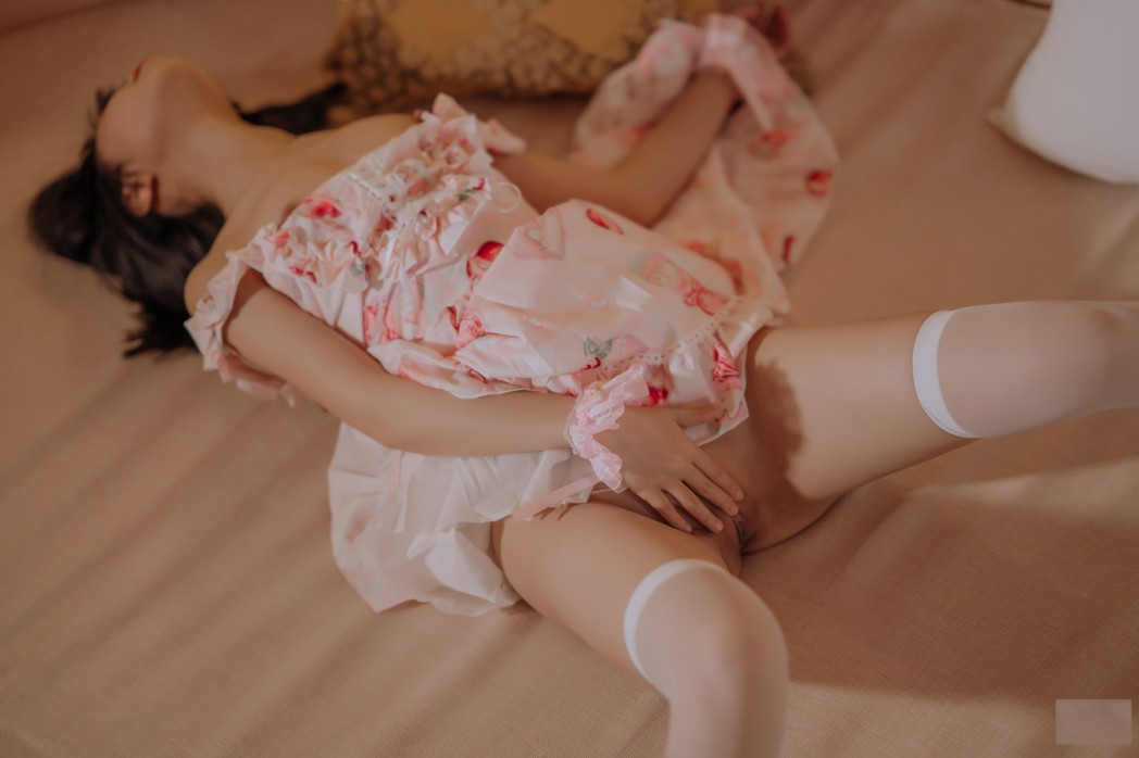想想這個白絲襪女孩，她花俏的指甲，抓著你的小弟弟會怎樣呢？！
