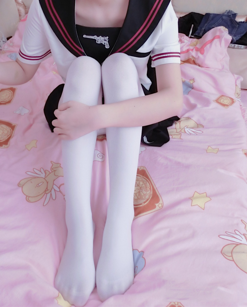 黑色水手服白絲長腿嫩屄萌白