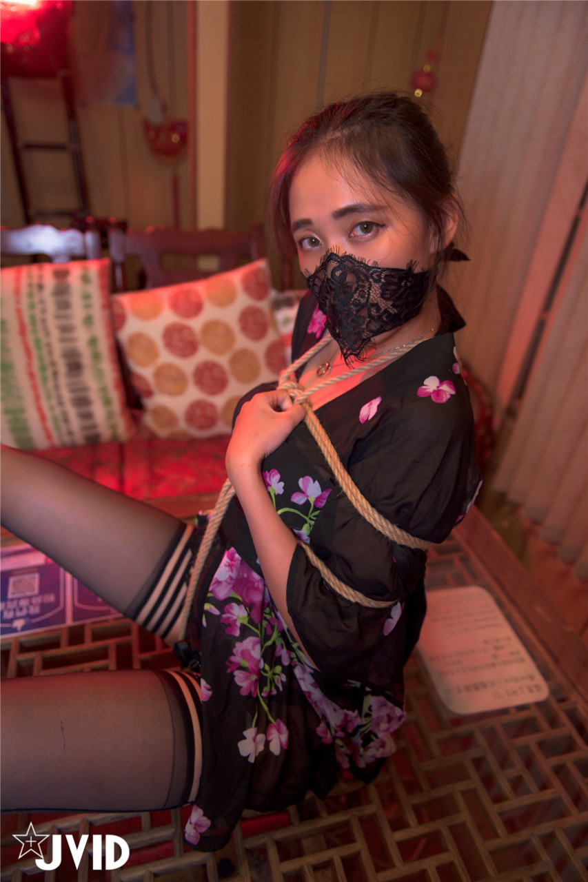黑絲美女捆綁調(diào)教1