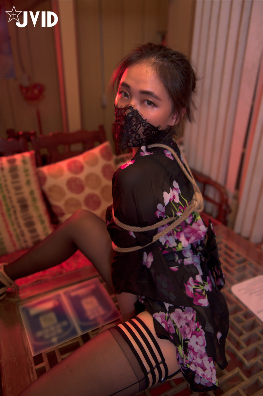 黑絲美女捆綁調(diào)教2