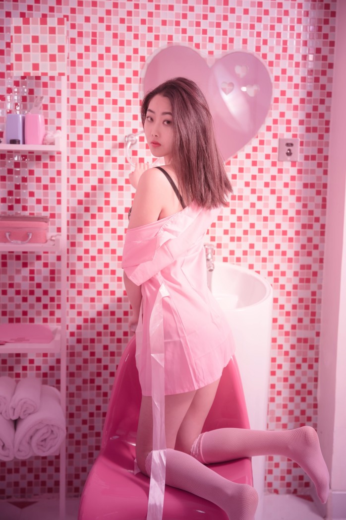 感受青春美女的青春的胴體，這身材腿玩年