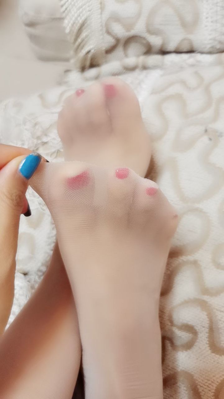 光滑白嫩的小腳丫要不要嘗一下