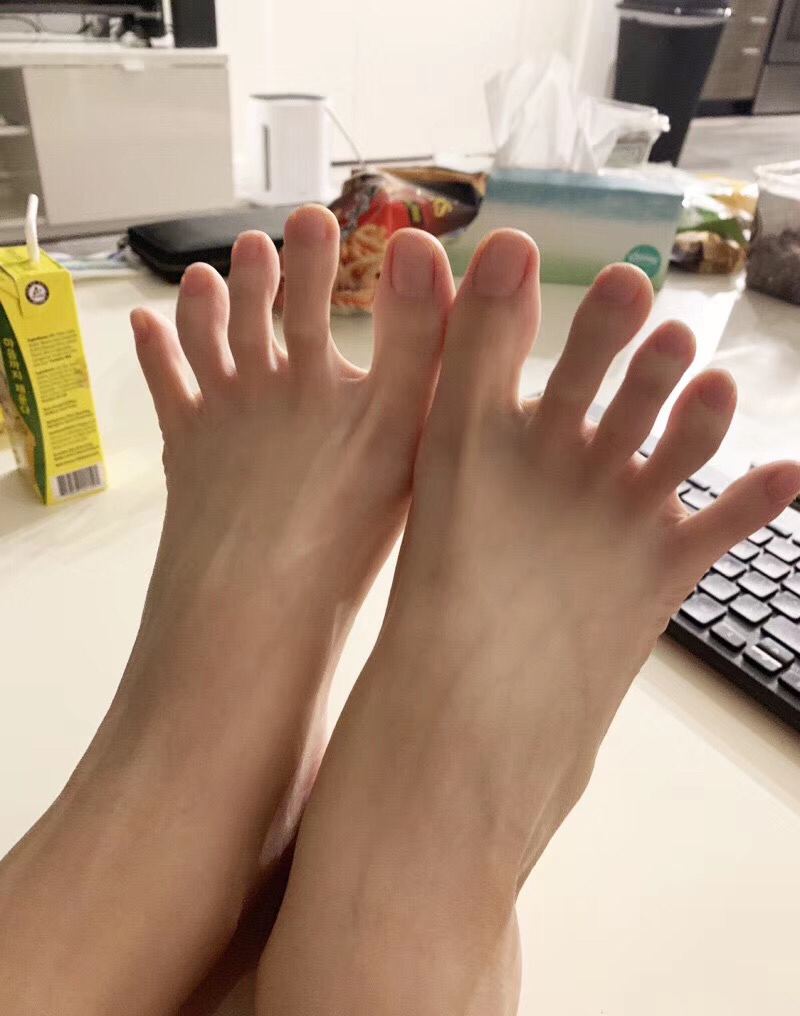 光滑白嫩的小腳丫要不要嘗一下