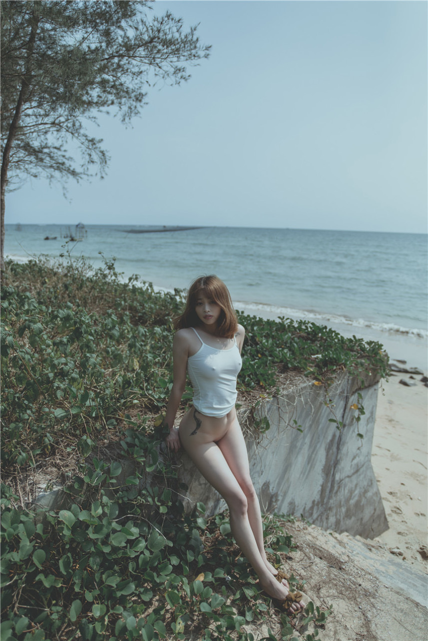 少女吹完海風(fēng)回家沐浴