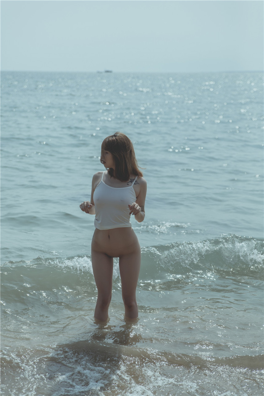 少女吹完海風(fēng)回家沐浴