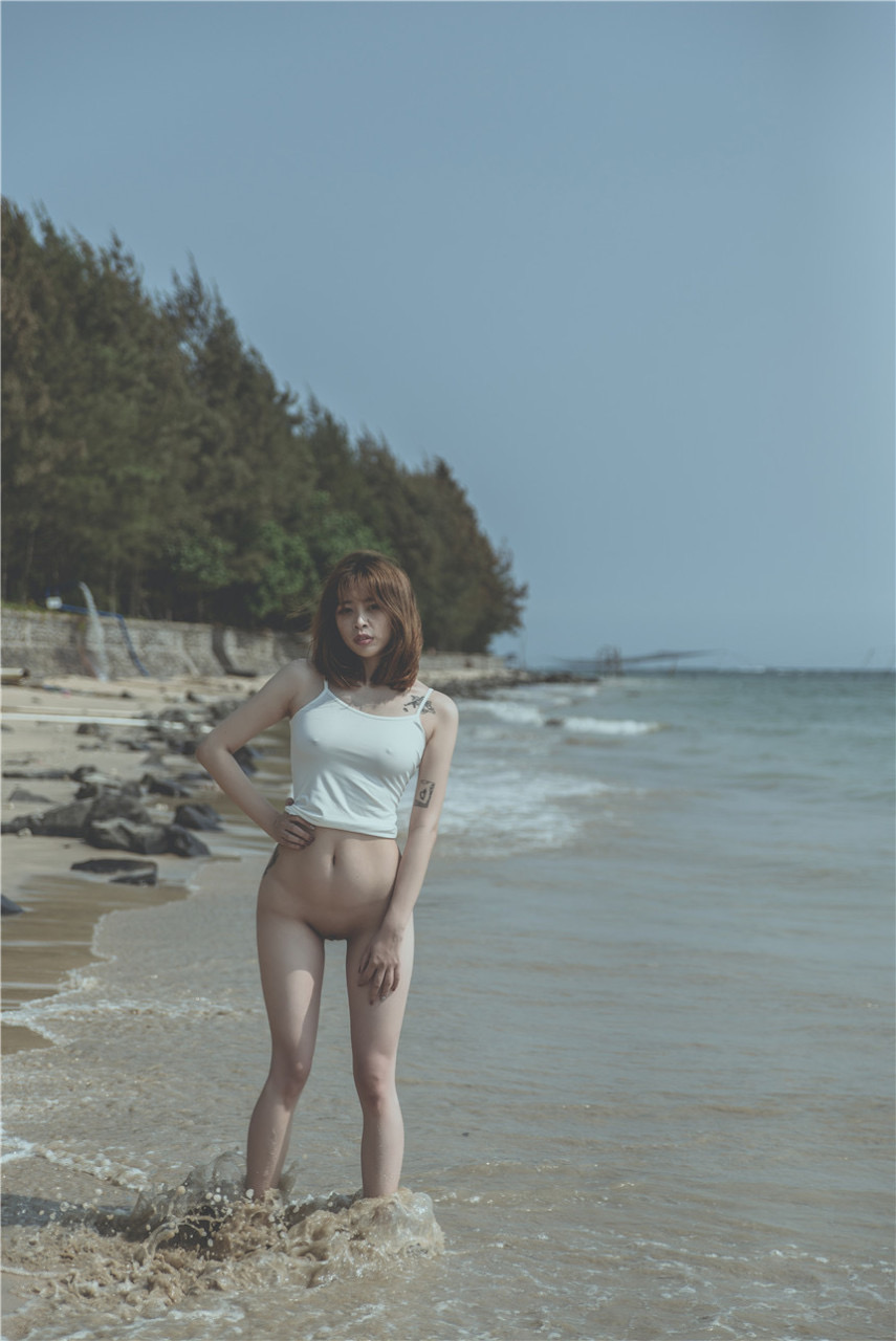 少女吹完海風(fēng)回家沐浴