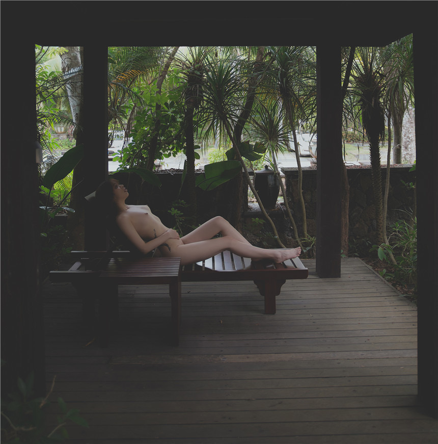 少女吹完海風(fēng)回家沐浴