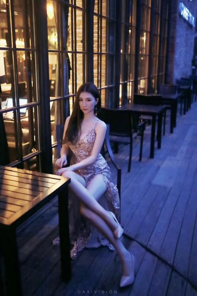 攝影師捕捉到E罩杯女模特，附生活照