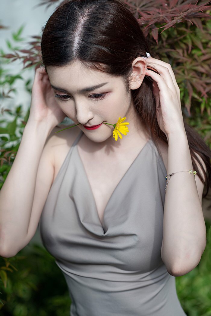 唯美人妻開襠野外露出