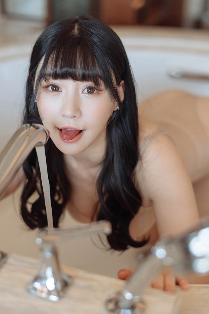 鄰家長發(fā)可愛小妹朱可兒連體絲襪性感露出