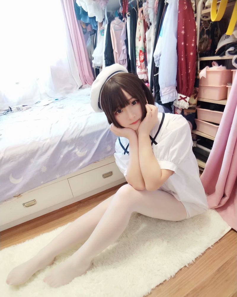 賣(mài)弄腳丫的女孩