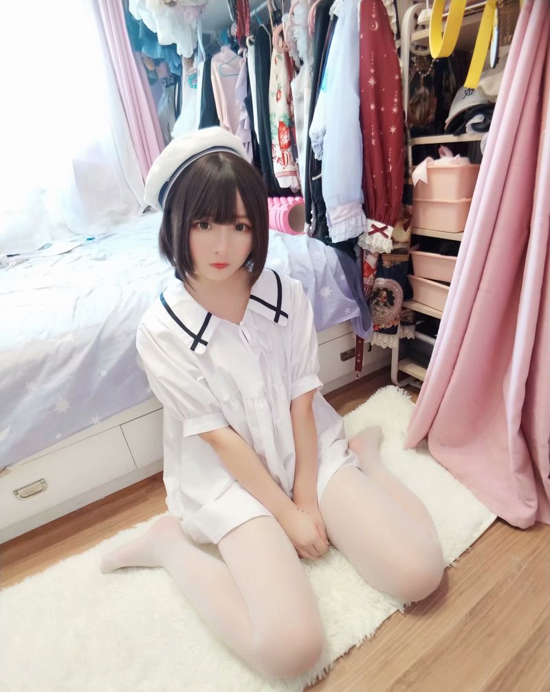 賣(mài)弄腳丫的女孩