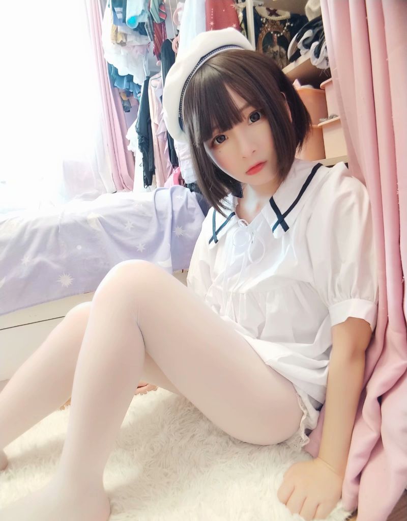 賣(mài)弄腳丫的女孩