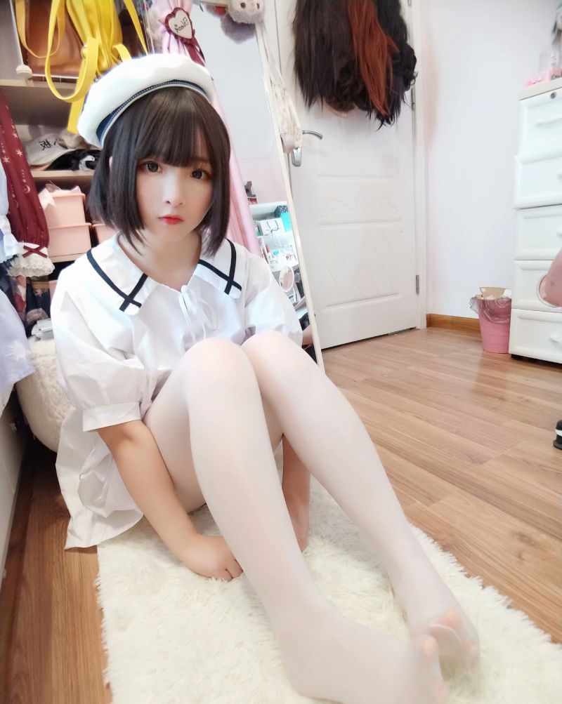 賣(mài)弄腳丫的女孩
