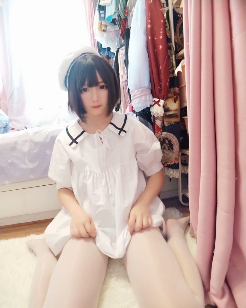 賣(mài)弄腳丫的女孩