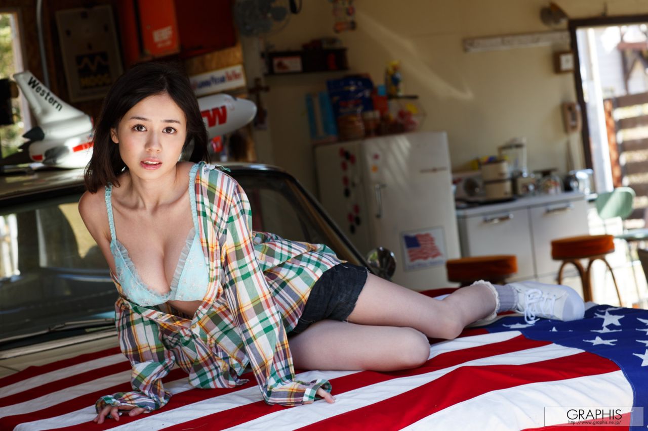 身材特棒的巨乳美女，白嫩的雙峰男人的夢想