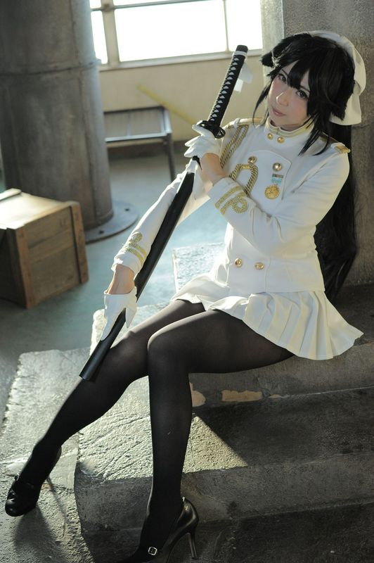 軍服の十代の少女