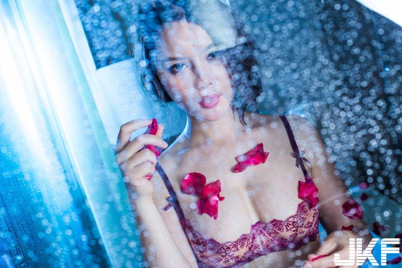 尤物譚睿琪浴室濕身氣質(zhì)成熟嫵媚