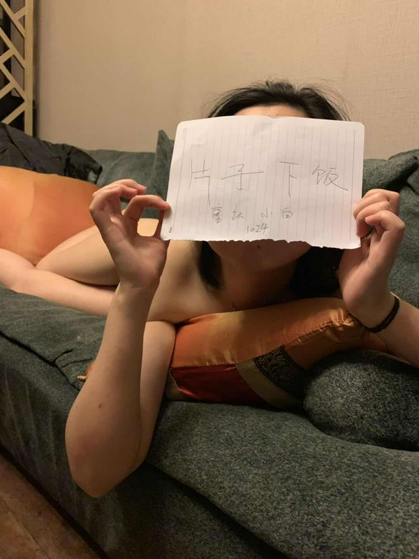 還是那個重慶小妹，說好的要找人多P，還算成功的