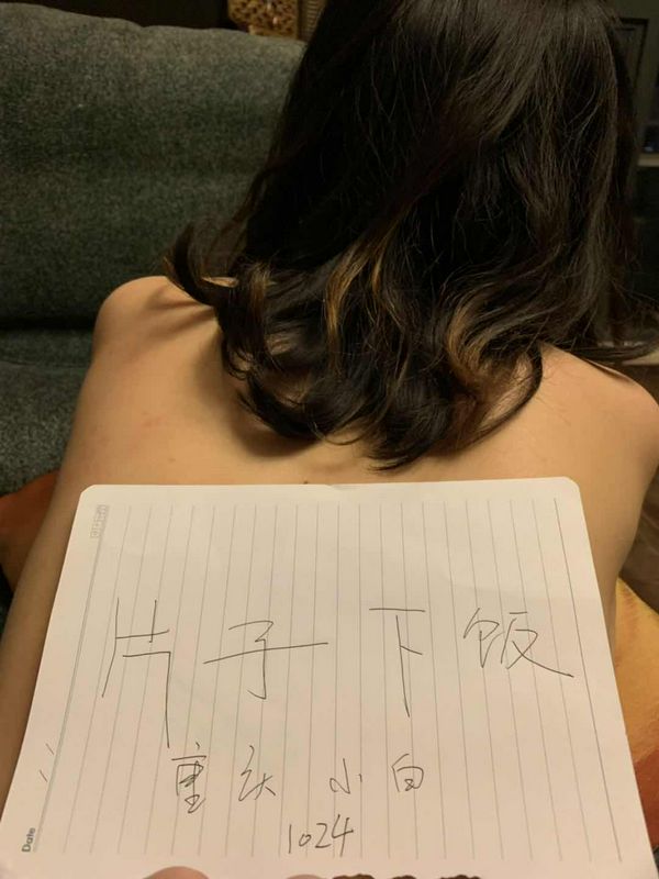 還是那個重慶小妹，說好的要找人多P，還算成功的