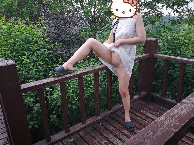 西安的太陽放假期間，女主真空去游玩，青山綠水間玩性感露出！身材超好！