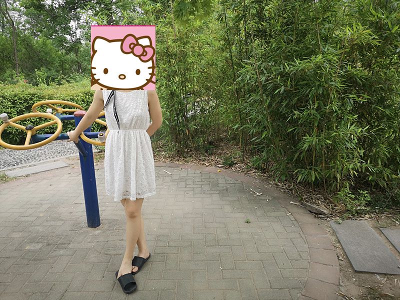 西安的太陽放假期間，女主真空去游玩，青山綠水間玩性感露出！身材超好！