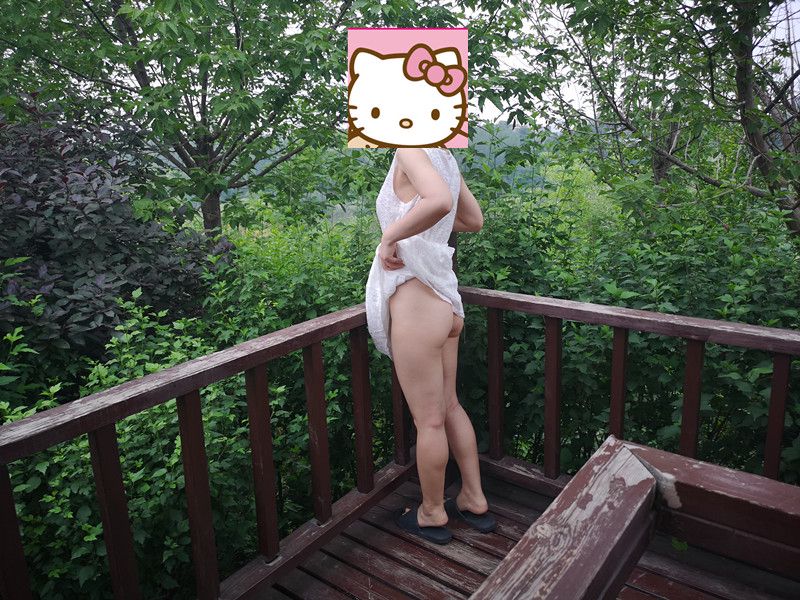 西安的太陽放假期間，女主真空去游玩，青山綠水間玩性感露出！身材超好！