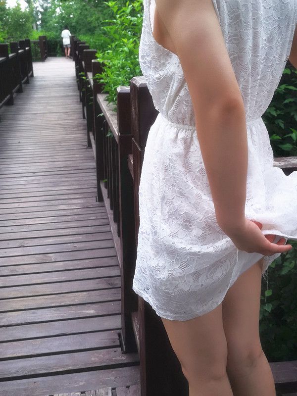 西安的太陽放假期間，女主真空去游玩，青山綠水間玩性感露出！身材超好！