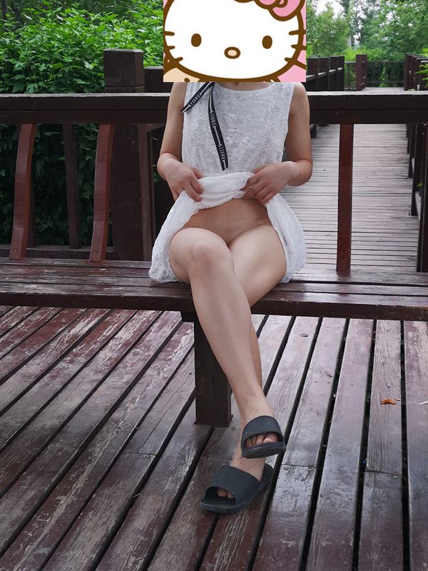 西安的太陽放假期間，女主真空去游玩，青山綠水間玩性感露出！身材超好！