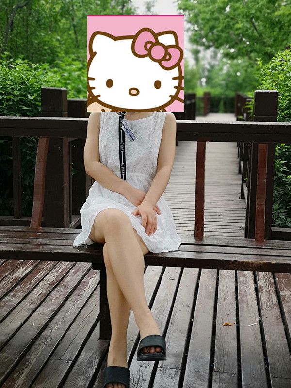 西安的太陽放假期間，女主真空去游玩，青山綠水間玩性感露出！身材超好！