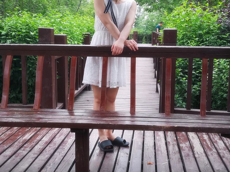 西安的太陽放假期間，女主真空去游玩，青山綠水間玩性感露出！身材超好！