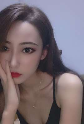 之前在北京約到的一個(gè)小白領(lǐng)，顏值超高，身材也好，附上生活照，供君品嘗！