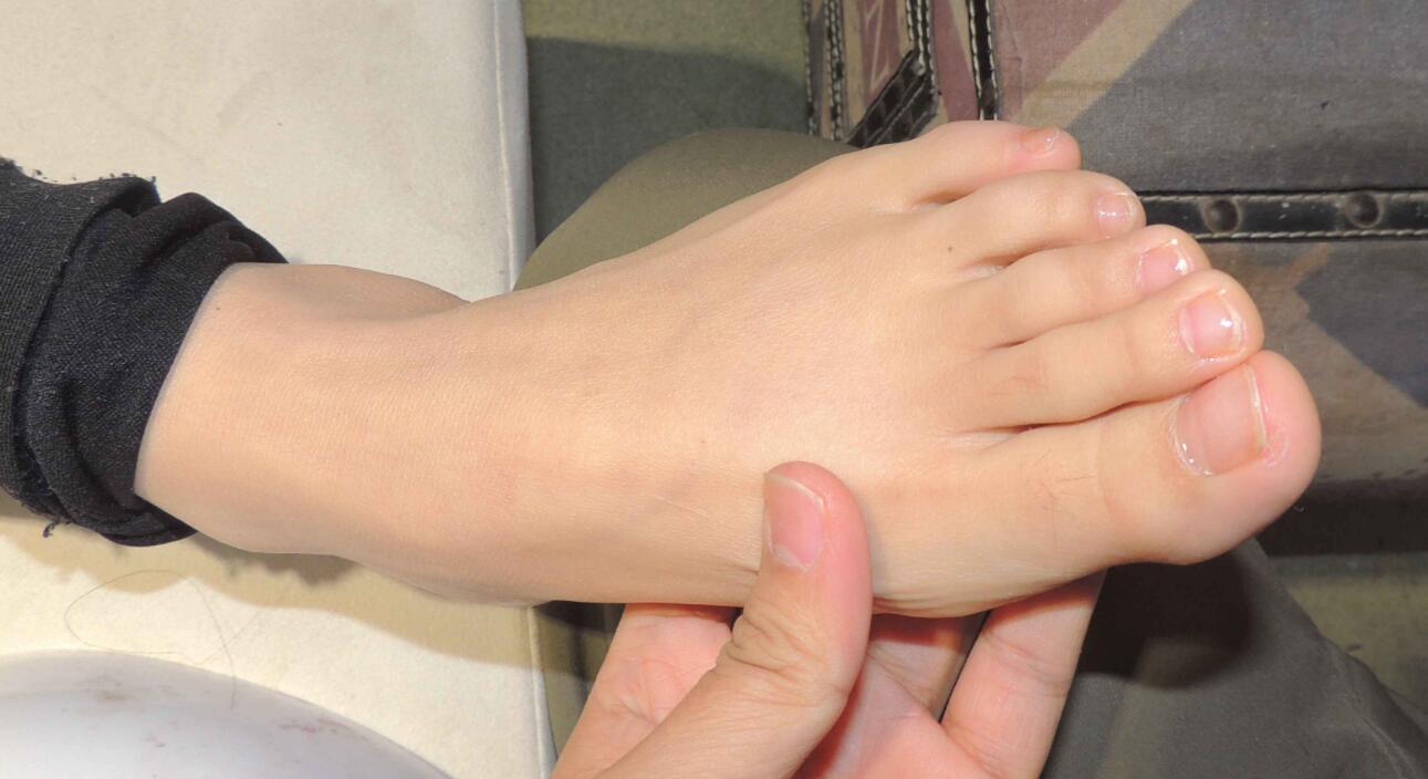 美腳玉足惹人憐 口含把玩欲還休 第一期