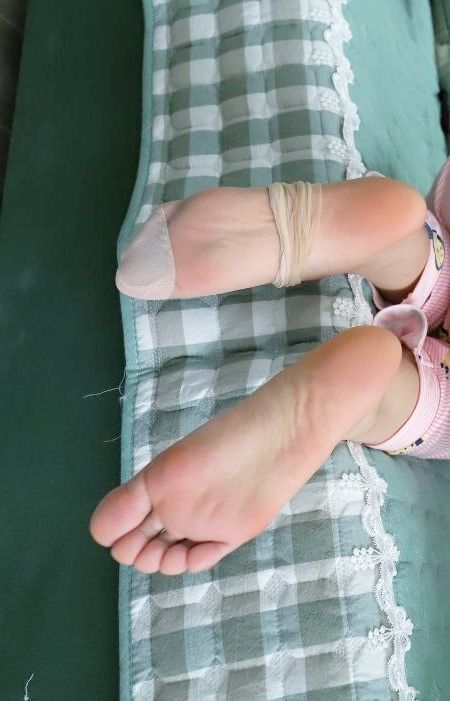 美腳玉足惹人憐 口含把玩欲還休 第三期