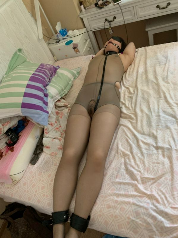 國(guó)企辦公室OL女同事，老公不在家，在她家搞她