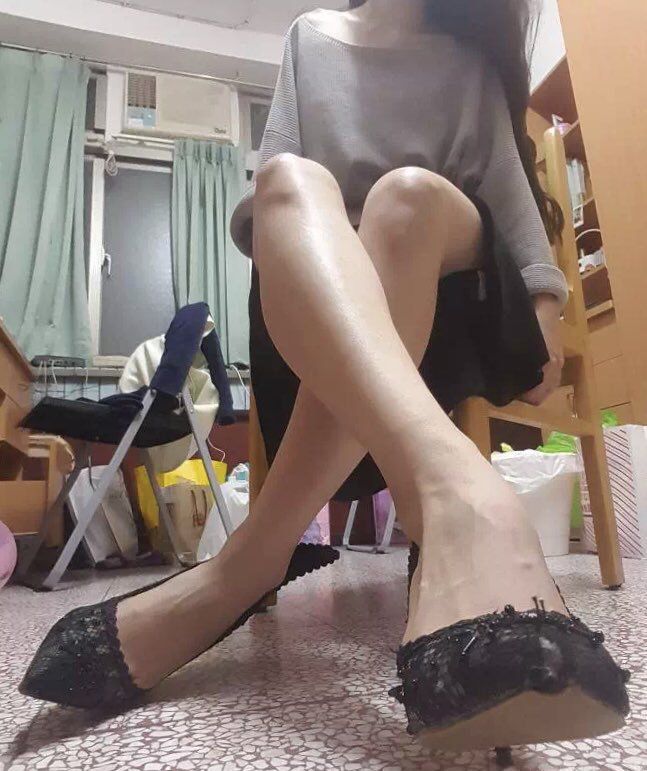 性感黑發(fā)少婦無聊自拍展示自己