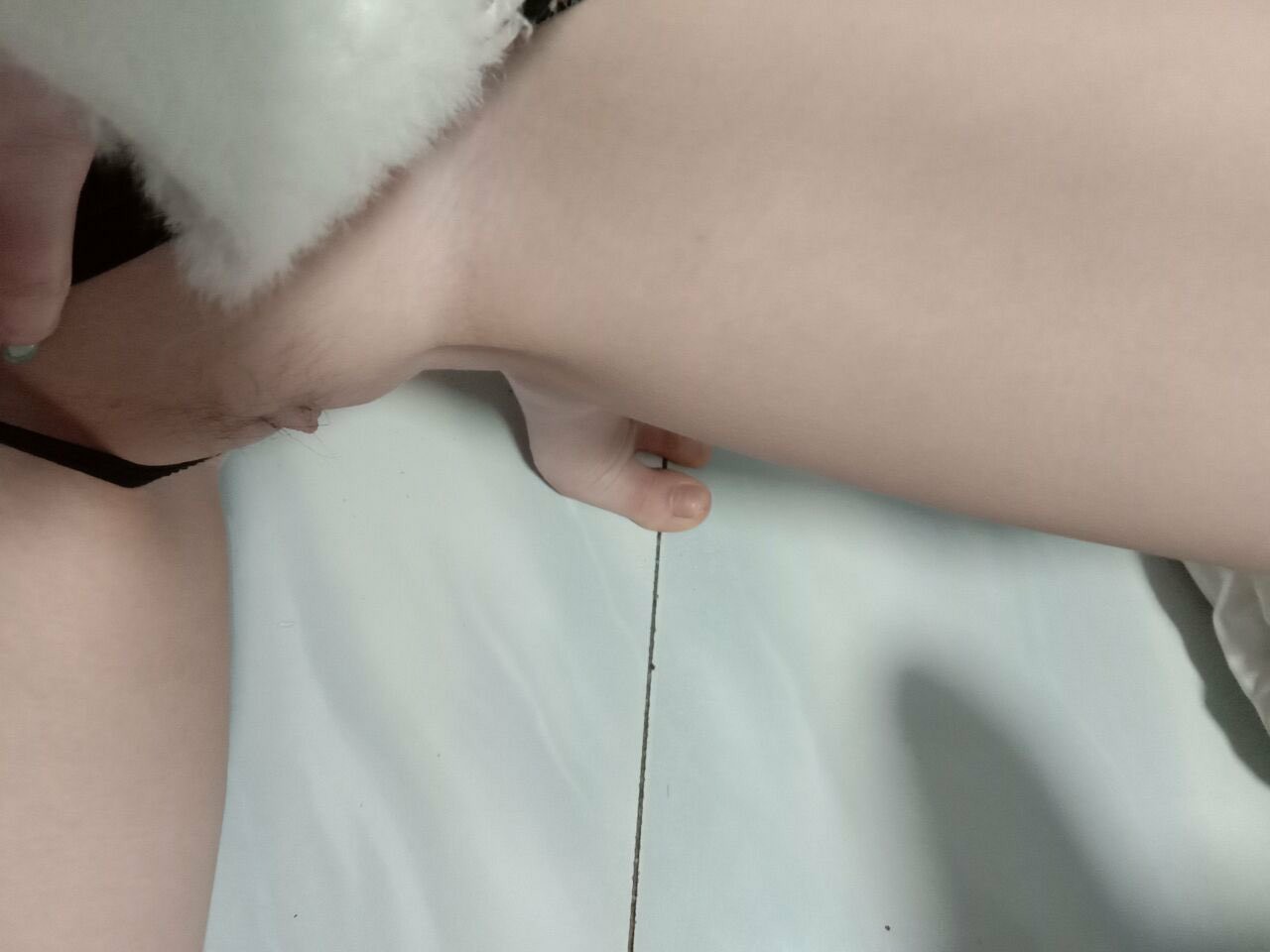估計(jì)是初中妹子，下面毛還沒長(zhǎng)齊
