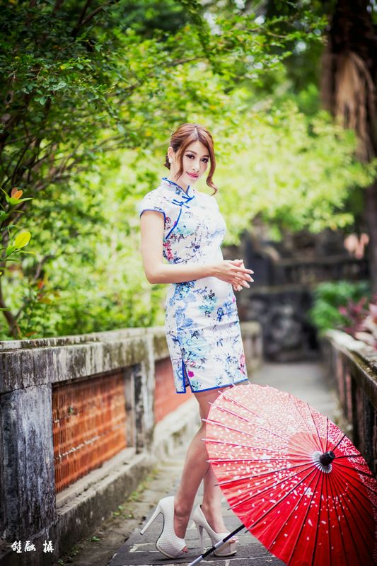 Model寫真系列長(zhǎng)腿美模鄔育锜旗袍古典風(fēng)高跟美腿