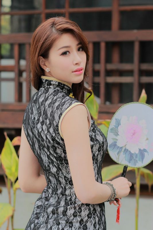 Model寫真系列長(zhǎng)腿美模鄔育锜旗袍古典風(fēng)高跟美腿